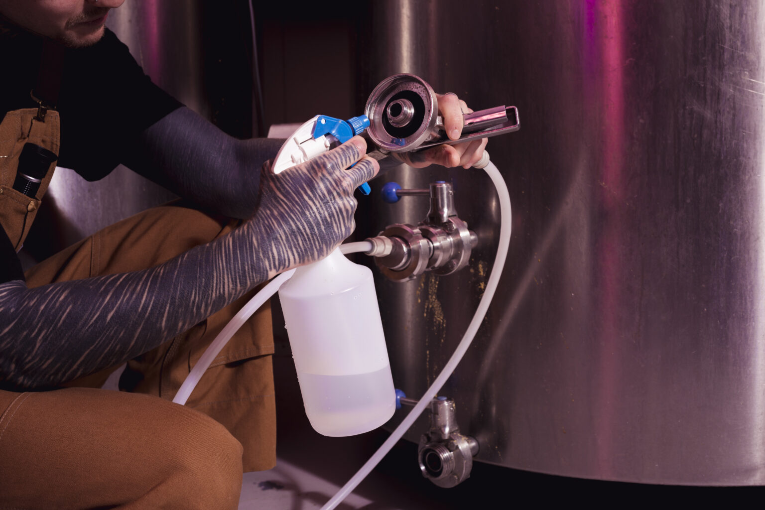 muzcina-s-tatuirovkami-proizvodit-kraftovoe-pivo